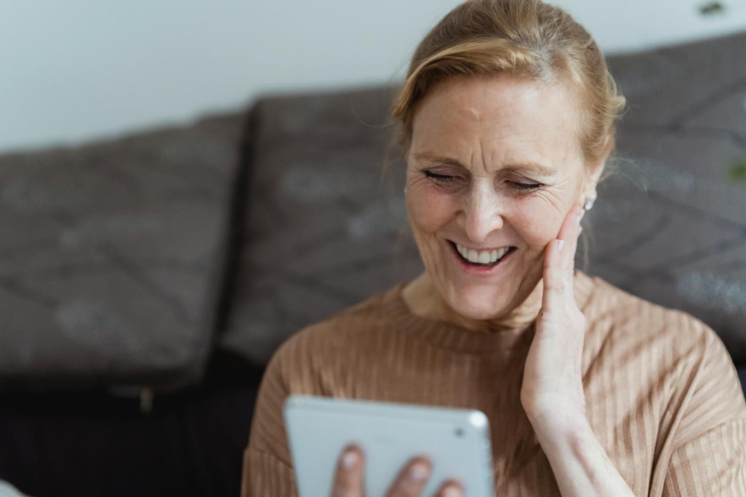 Sesja terapeutyczna z rodziną, specjalista prowadzi spotkanie w przyjaznym środowisku gabinetu